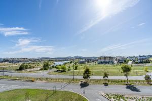pusta ulica w parku z miastem w obiekcie Relaxing 2BR Apt in North Point Complex - Hosted by Canstay w mieście Weston Creek