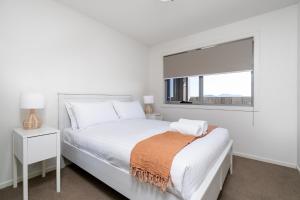 Vuode tai vuoteita majoituspaikassa Relaxing 2BR Apt in North Point Complex - Hosted by Canstay