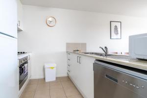 Majoituspaikan Relaxing 2BR Apt in North Point Complex - Hosted by Canstay keittiö tai keittotila