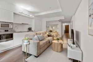 Η κουζίνα ή μικρή κουζίνα στο The Royal Nest in Downtown Toronto!