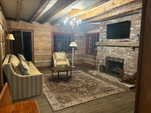 Televisyen dan/atau pusat hiburan di Farmhouse Cabin