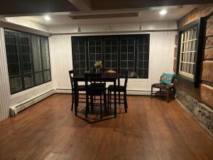 Ruang duduk di Farmhouse Cabin