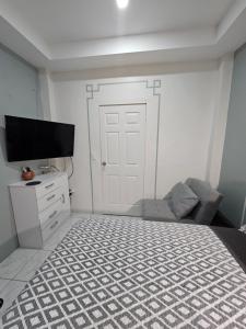 TV a/nebo společenská místnost v ubytování Gated Riverside Studio Apartment