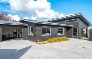 ein Haus mit einer Auffahrt davor in der Unterkunft Tranquil @ Taupo in Taupo