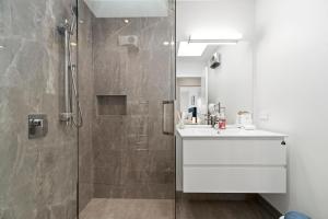 ein Badezimmer mit Dusche und Waschbecken in der Unterkunft Tranquil @ Taupo in Taupo + 13 Fotos
