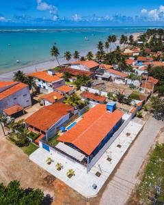 eine Luftaufnahme einer Stadt am Meer in der Unterkunft Casa Coroa Grande! A Sua Casa de Praia em São José in São José da Coroa Grande