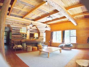 ShishikuiRulo Classic Garden的客厅设有木墙和桌子