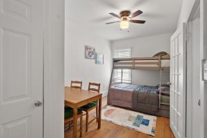 Rúm í herbergi á Close To Howard University , Unit #2