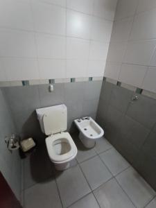Bilik mandi di Aloha apart por día +3 gambar