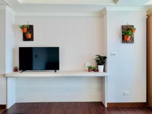 Televisi dan/atau pusat hiburan di Chill high-rise landscape house