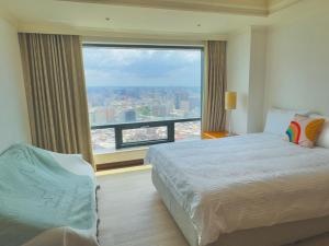 Tempat tidur dalam kamar di Chill high-rise landscape house
