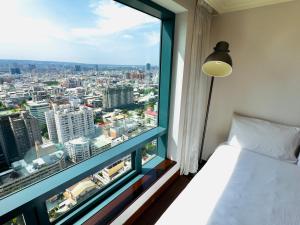 Tempat tidur dalam kamar di Chill high-rise landscape house