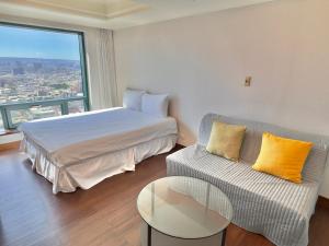 Tempat tidur dalam kamar di Chill high-rise landscape house