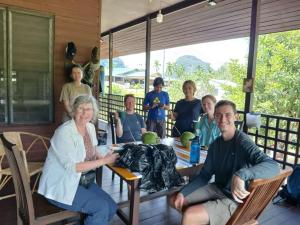 ムルにあるMulu Tribal Homestayの一団