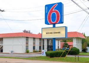 a hotel sign in front of a building at Motel 6-Palestine, TX in Palestine