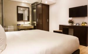 Giường trong phòng chung tại Di lusso Boutique Hotel Riverside Danang