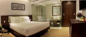 Giường trong phòng chung tại Di lusso Boutique Hotel Riverside Danang