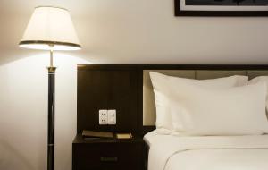 Giường trong phòng chung tại Di lusso Boutique Hotel Riverside Danang