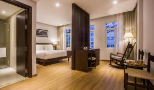 Giường trong phòng chung tại Di lusso Boutique Hotel Riverside Danang