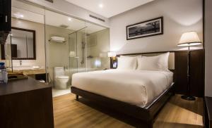 Giường trong phòng chung tại Di lusso Boutique Hotel Riverside Danang