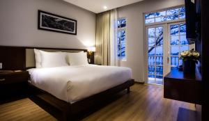 Giường trong phòng chung tại Di lusso Boutique Hotel Riverside Danang