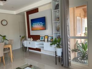 un soggiorno con una TV a parete di Davao Rental- Villa Conchita Residential 3Bedroom 2 Bathroom, Gazebo with Jacuzi a Davao