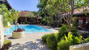 ein Swimmingpool vor einem Haus in der Unterkunft Keyani Bungalows Lovina in Lovina