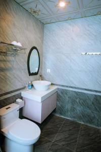 une salle de bain avec des toilettes blanches et un lavabo dans l'établissement FLC Dai Lai Resort - SH315 Night Street 04PN, à Phúc Yên