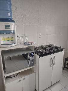 una cucina con piano cottura e fornelli forno superiore di apartamento no paraiso a Ponte Nova