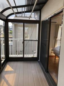 Μπαλκόνι ή βεράντα στο 古民家 環水公園徒歩8分 閑静な住宅街 ドライブ旅行 近隣駐車場あり