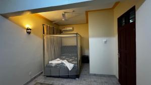 Postel nebo postele na pokoji v ubytování Al Maaroof Appartment