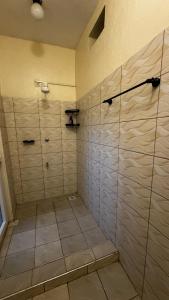 Koupelna v ubytování Al Maaroof Appartment