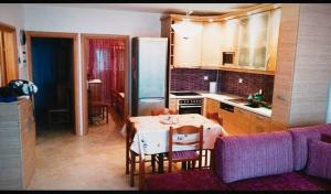 Kuchyň nebo kuchyňský kout v ubytování Emerald Apartment with Sea View