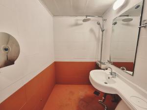 a bathroom with a sink and a mirror at Dongdaemun Karrot Hostel in Seoul