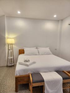 The Duck Cafe and Resort客房内的一张或多张床位