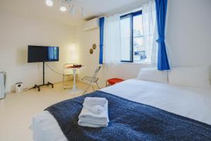 En eller flere senge i et værelse på QH101, Newly renovated hotel, direct access to Ueno, Asakusa, Disneyland, Airport, + 35 billeder