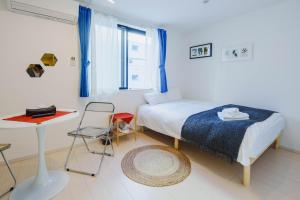 En eller flere senge i et værelse på QH101, Newly renovated hotel, direct access to Ueno, Asakusa, Disneyland, Airport,