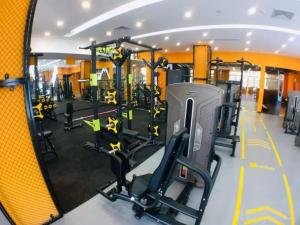 Un gimnasio con varias máquinas de correr y un espejo. en Crystal Orange Hotel Dahua Hutai Road, en Shanghái 8 fotos más
