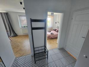 espejo en una habitación con dormitorio en TG Loft Apartments, en Tarnowskie Góry