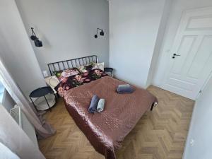1 dormitorio pequeño con 1 cama con 2 toallas en TG Loft Apartments, en Tarnowskie Góry