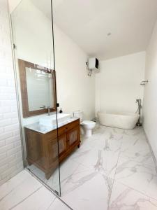 克罗柏坎Keikotorii Villa 3的带水槽、浴缸和马桶的浴室 更多14张照片