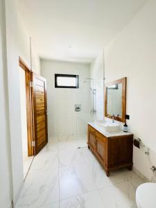 克罗柏坎Keikotorii Villa 3的浴室里有洗手池和镜子