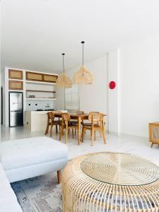 克罗柏坎Keikotorii Villa 3的厨房兼餐厅，配有桌椅