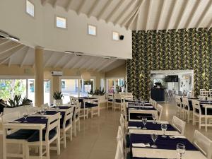 Restaurace v ubytování Green Park 101 D Apto 2 amb. frente al lago