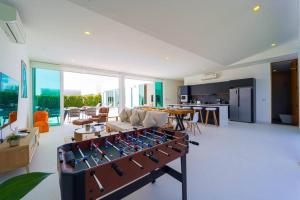 Posezení v ubytování Modern 4 Bed Private Pool Villa - KH-B6