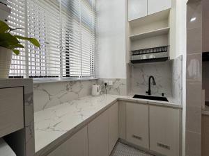Cucina o angolo cottura di ANNA AR ANTARA RESIDENCE LAKE VIEW, Putrajaya