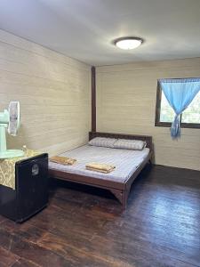 Postel nebo postele na pokoji v ubytování Noahs Ark Suites