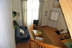 ein Wohnzimmer mit Sofa und Tisch in der Unterkunft Haus am Park Whg 02 in Kühlungsborn