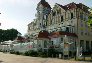 un grande edificio con una torre in cima di Haus Meeresblick WM510 a Kühlungsborn