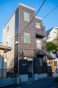 東京にある2階 小岩駅徒歩15分 収容4人 成田羽田からバス直通の通路側の高いレンガ造りの建物